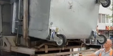 Bayırköy’de çöp konteynerleri düzenli olarak tek tek yıkanıp dezenfekte ediliyor