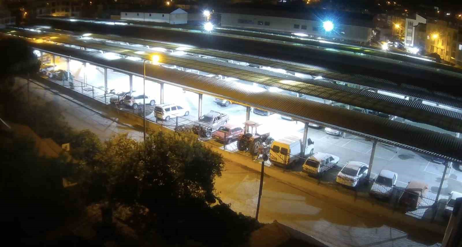 Sındırgı’da meydana gelen 4.8 büyüklüğündeki deprem kamerada