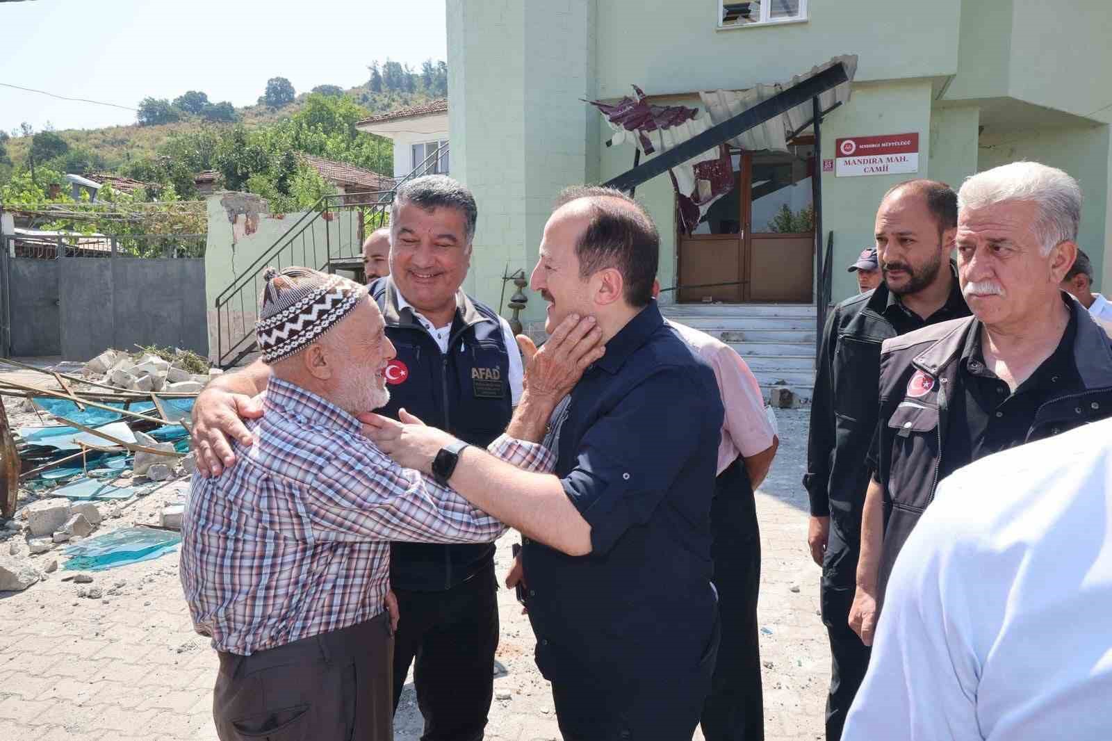 Balıkesir’in Sındırgı ilçesinde deprem sonrası çalışmalar sürüyor