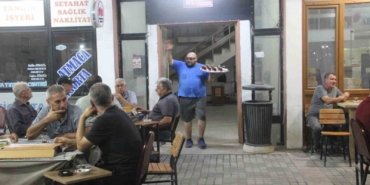 Neşeli garson fenomen oldu