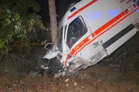 Kamyonetin çarptığı ambulans bahçeye uçtu: 5 yaralı