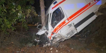 Kamyonetin çarptığı ambulans bahçeye uçtu: 5 yaralı