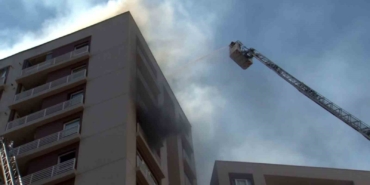 Bağcılar’da 15 katlı apartmandan alevler yükseldi
