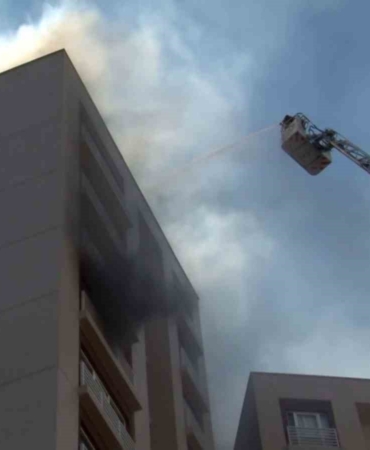 Bağcılar’da 15 katlı apartmandan alevler yükseldi