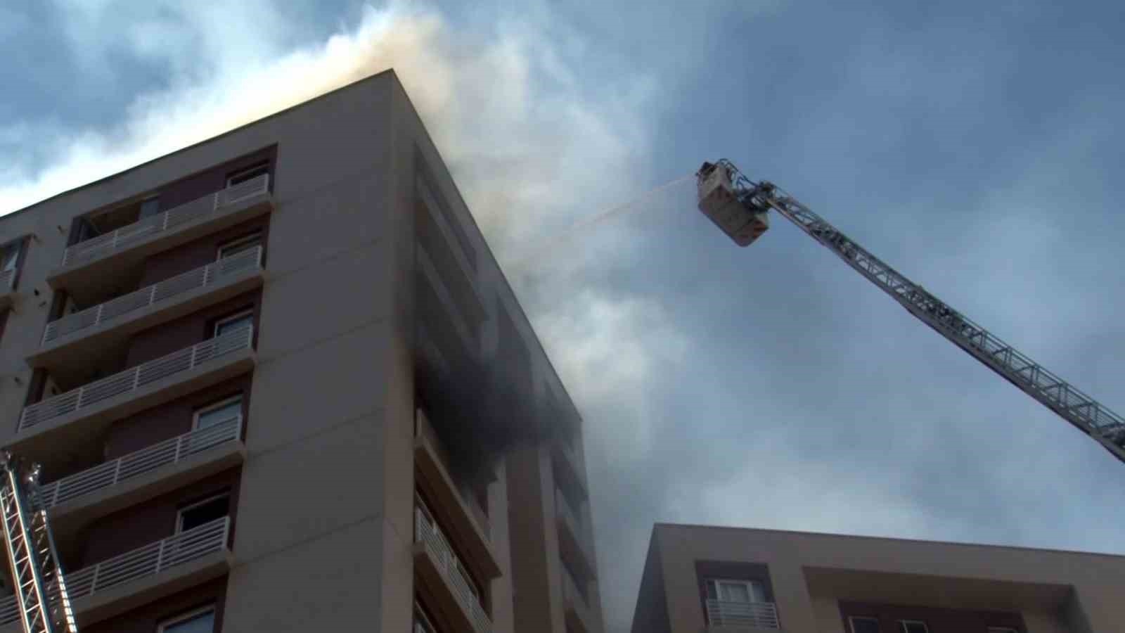 Bağcılar’da 15 katlı apartmandan alevler yükseldi