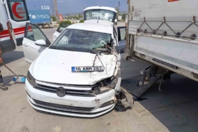 Kontrolden çıkan otomobil benzinlikteki tıra çarptı