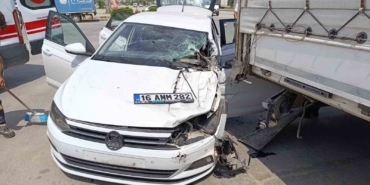 Kontrolden çıkan otomobil benzinlikteki tıra çarptı