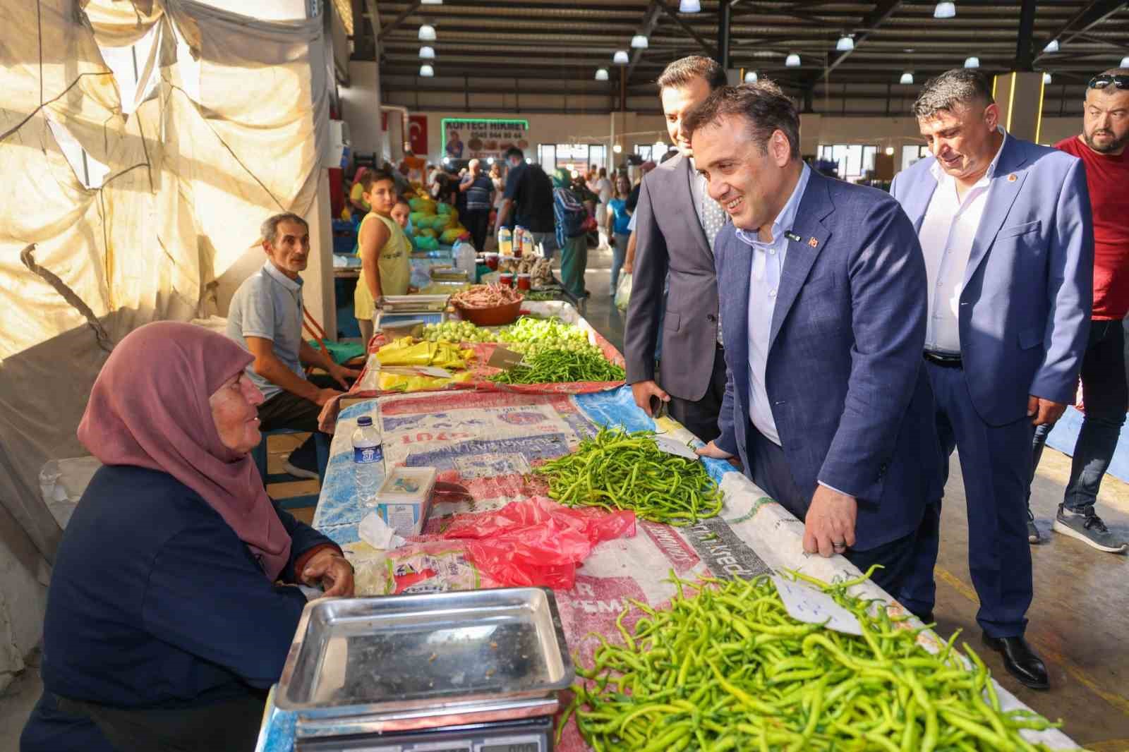Bilecik Valisi Faik Oktay Sözer, Söğüt Perşembe Pazarı’nda esnafla buluştu