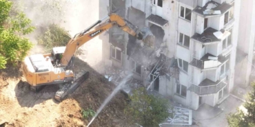 Çayırova’da riskli yapıların yıkımına başlandı