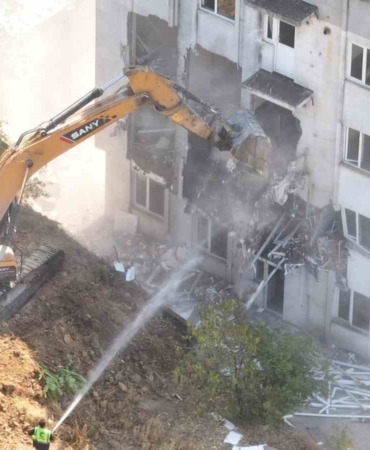 Çayırova’da riskli yapıların yıkımına başlandı