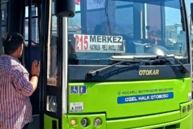 Yolcuyu demir sopa aile kovaladığı iddia edilen otobüs şoförü, polis gelince bıçağını boynuna dayadı