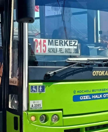Yolcuyu demir sopa aile kovaladığı iddia edilen otobüs şoförü, polis gelince bıçağını boynuna dayadı