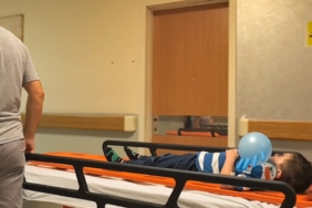 Yolun karşısına geçen aileye otomobil çarptı : 1 ölü, 3 yaralı