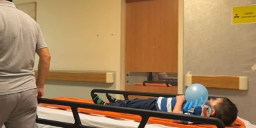 Yolun karşısına geçen aileye otomobil çarptı : 1 ölü, 3 yaralı