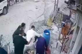 Başakşehir’de "mavi bidon" tartışması: 70 yaşındaki kadının camlarını kırıp darp ettiler