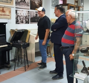 Ünlü oyuncu İlker Ayrık’tan Balıkesir Lisesi’ne ziyaret