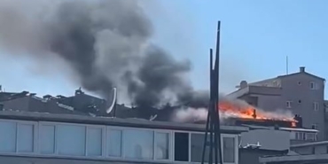 Esenler’de 5 katlı binada korkutan çatı yangını