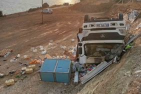 Market kamyonu şarampole devrildi: Yaralanan olmadı