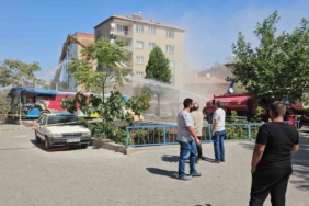 Sındırgı’da depremde ağır hasar gören binalar yıkılmaya devam ediyor