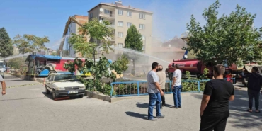 Sındırgı’da depremde ağır hasar gören binalar yıkılmaya devam ediyor