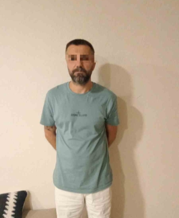 Polisler turist kılığına girdi, aranan şahsı yakaladı