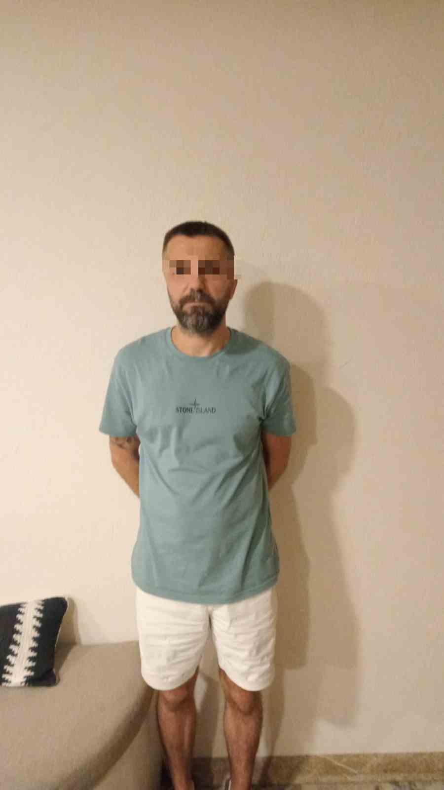 Polisler turist kılığına girdi, aranan şahsı yakaladı