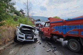 Sakarya’da kamyonet ile cip çarpıştı: 4’ü çocuk 5 yaralı