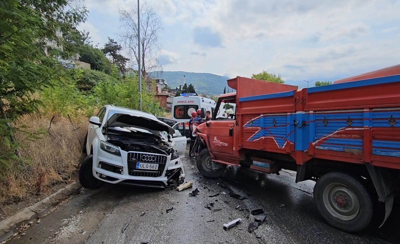 Sakarya’da kamyonet ile cip çarpıştı: 4’ü çocuk 5 yaralı