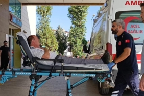 Bursa’da kavşakta iki otomobil çarpıştı: 3 yaralı