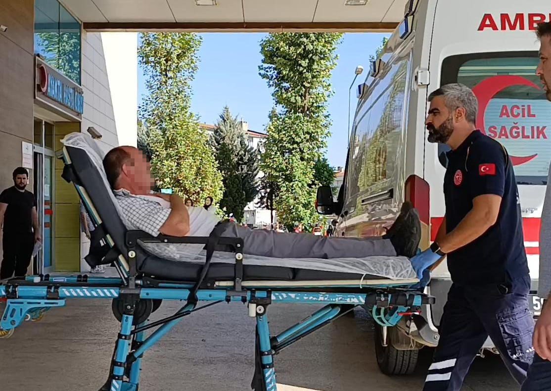 Bursa’da kavşakta iki otomobil çarpıştı: 3 yaralı