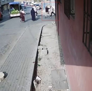 Avcılar’da husumetlisini "yan baktın" diyerek bıçaklayan şüpheli kamerada