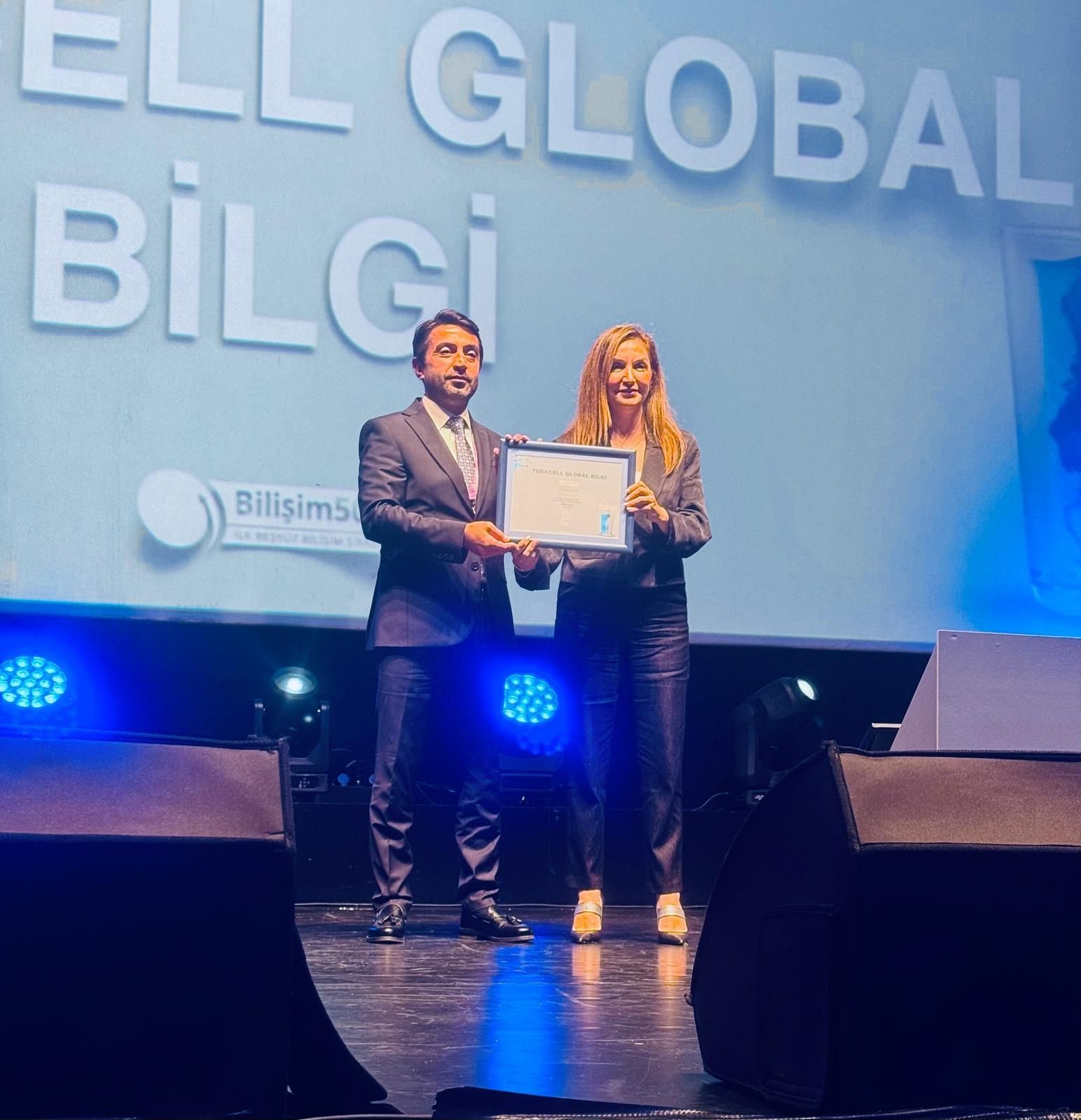 Turkcell Global Bilgi’ye Bilişim 500 araştırmasında, Türkiye merkezli üretici/çağrı merkezi kategorisinde birincilik ödülü