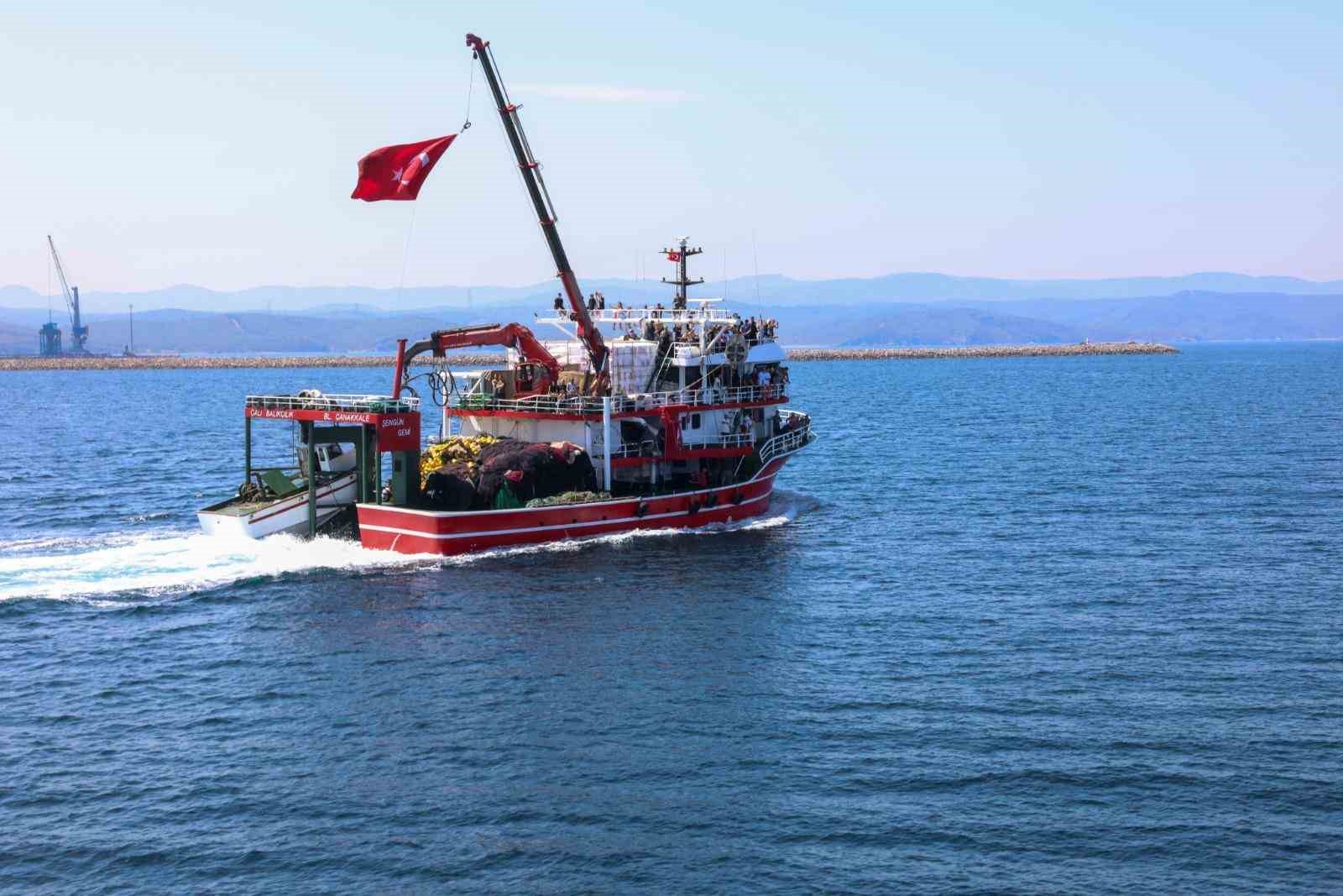 Çanakkale’de balıkçılar ’Vira bismillah’ diyerek denize açıldı