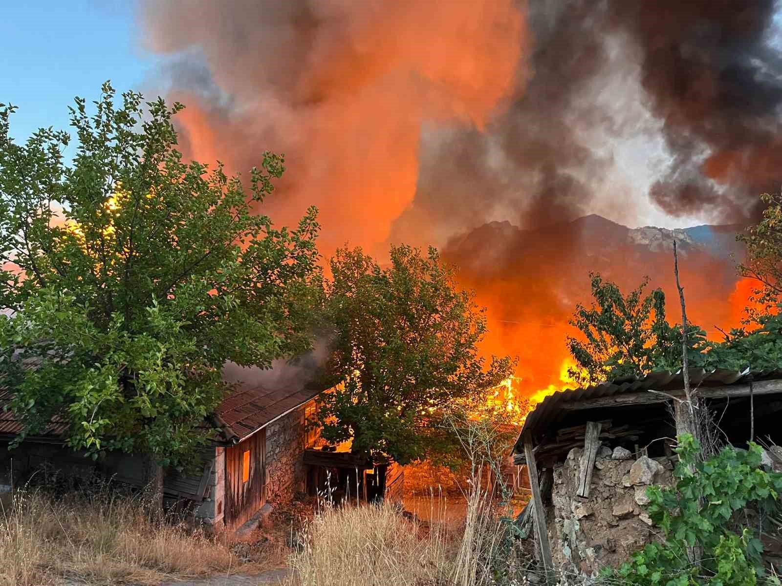 Ambarda başlayan yangın evleri kullanılamaz hale getirdi