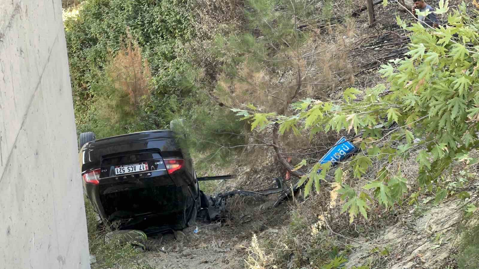 Çanakkale’de kontrolden çıkan otomobil viyadükten uçtu: 3 yaralı
