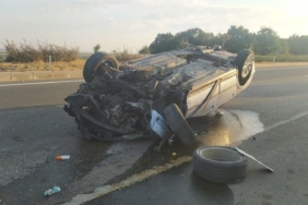 Refüje çarpan araç takla attı: 1 yaralı