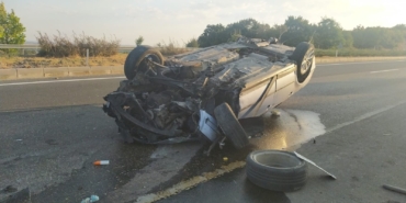 Refüje çarpan araç takla attı: 1 yaralı