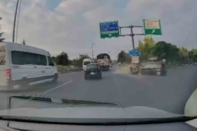 Kamyonla çarpışmaktan kaçınırken demir bariyerlere girdi