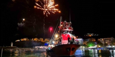 Balıkçılar ‘Vira Bismillah’ diyerek havai fişek gösterisiyle denize açıldı