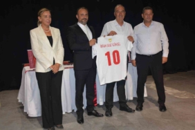 Kıbrıs’ta futbolun sağlığı Yakın Doğu Üniversitesi Hastanesi’ne emanet