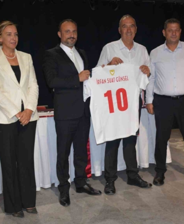 Kıbrıs’ta futbolun sağlığı Yakın Doğu Üniversitesi Hastanesi’ne emanet