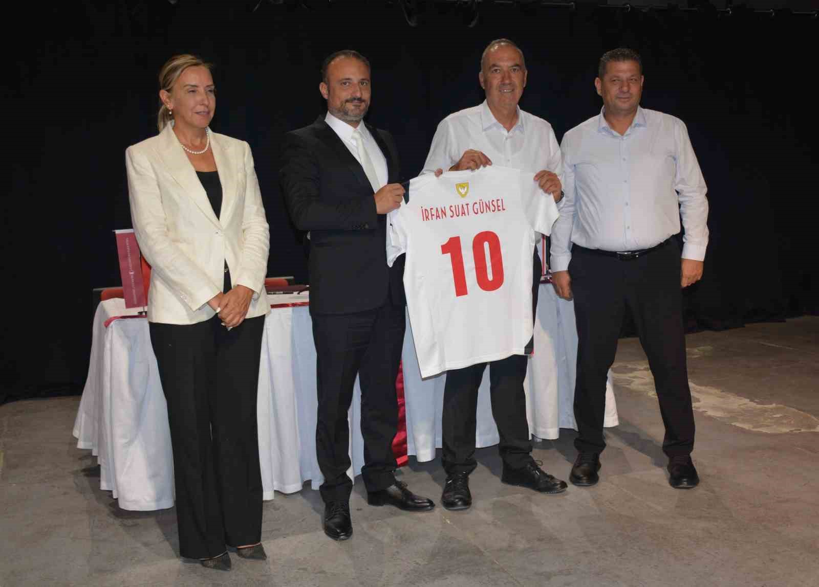 Kıbrıs’ta futbolun sağlığı Yakın Doğu Üniversitesi Hastanesi’ne emanet