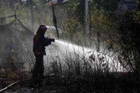 Yerleşim alanına yakın ormanlık alanda korkutan yangın: Mahalleli sokağa döküldü
