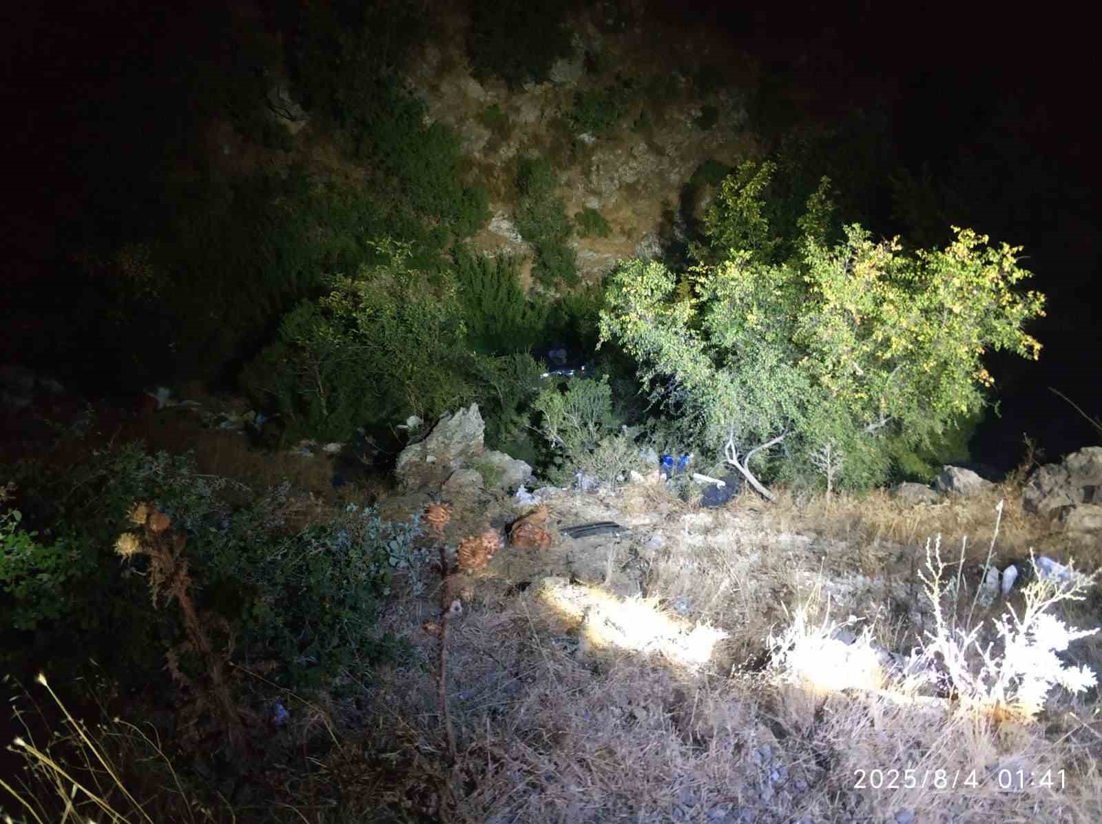 Susurluk’ta şarampole yuvarlanan araçta 2 kişi yaralandı