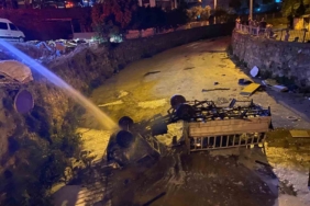 Dere yatağına düşen kamyonet alev aldı