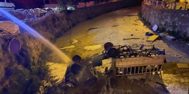 Dere yatağına düşen kamyonet alev aldı