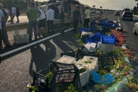 Kamyon bariyerlere saplandı: Sürücü öldü, kasadaki sebzeler yola saçıldı