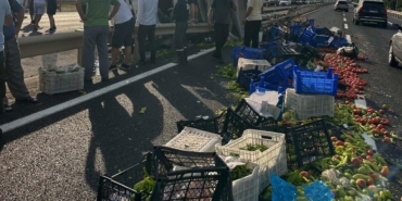 Kamyon bariyerlere saplandı: Sürücü öldü, kasadaki sebzeler yola saçıldı