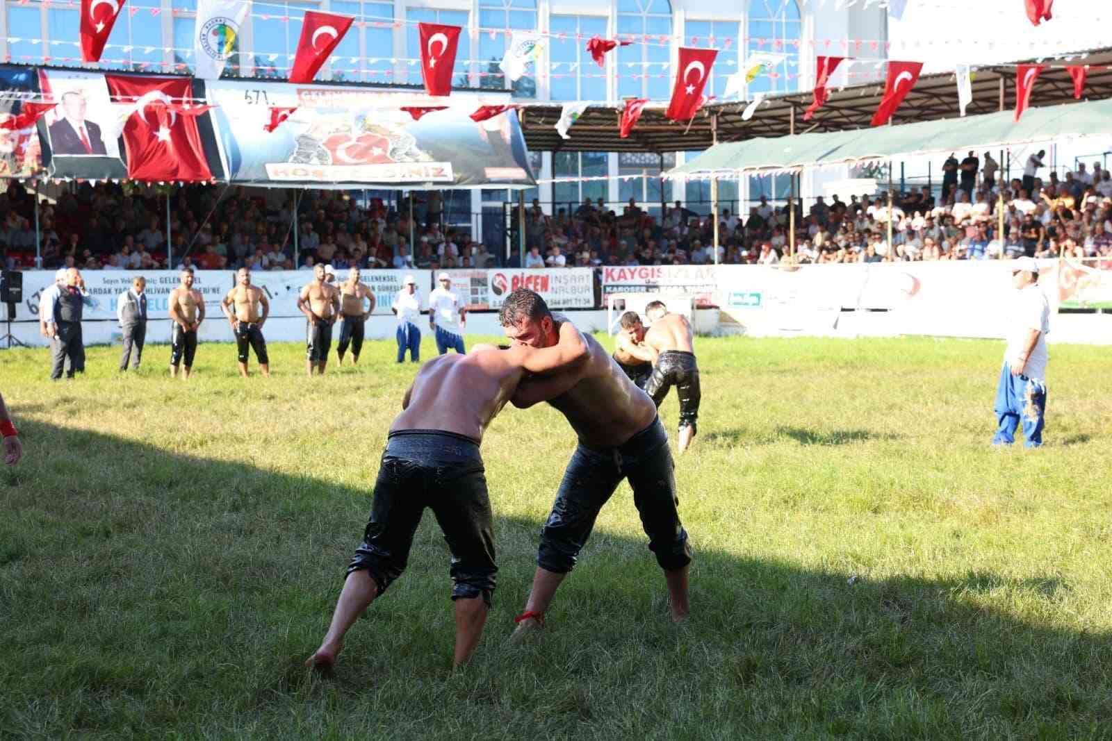 Çanakkale’de Geleneksel Tarihi Çardak Yağlı Güreşleri’nin 291’incisi düzenlendi