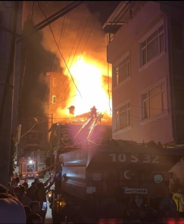 Dursunbey’de korkutan ev yangını... Yavru kediler böyle kurtarıldı